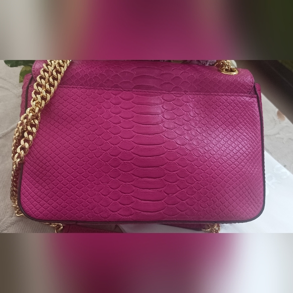Authentic Michael Kors Tina Medium Shoulder Bag in Fuchsia - Picture 14 of 16